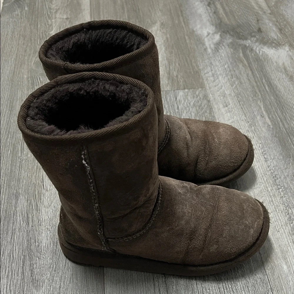 UGG Australia Classic kids sheepskin boots/ chocolate brown / size 3